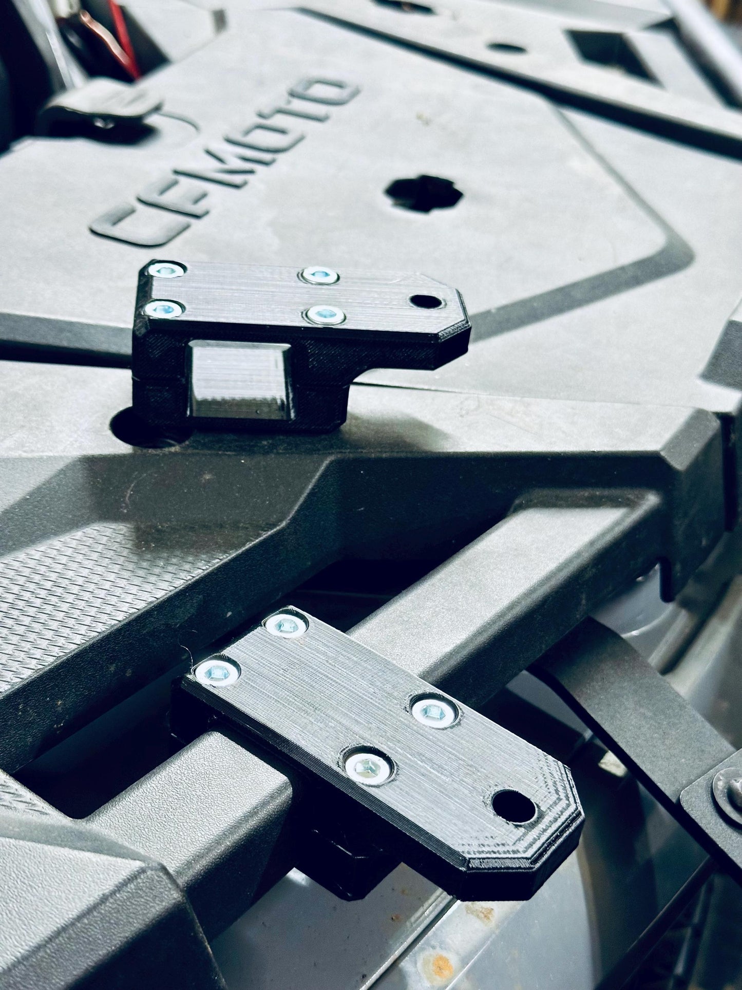 Strong clamps for mounting extra lights on your Cforce 850/1000 gen2